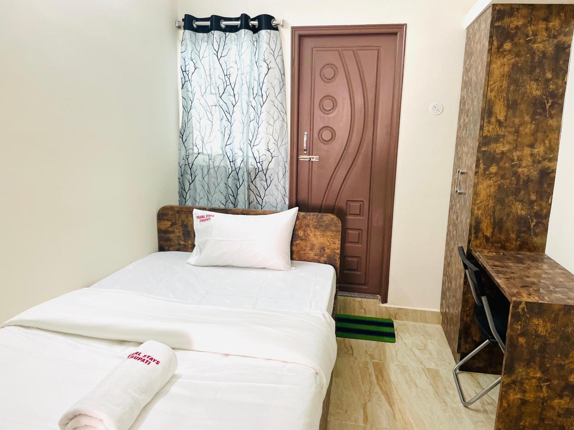 Pearl Stays, Tirupati - Very Convenient For The People Coming From Bangalore And Chennai - You Can Skip City Traffic While Reaching Any Temple In Tirupati - Covered Parking - 24Hrs Front Desk And Hot Water - Free Wifi - Flexible Checkin-In Check-Out Exterior foto